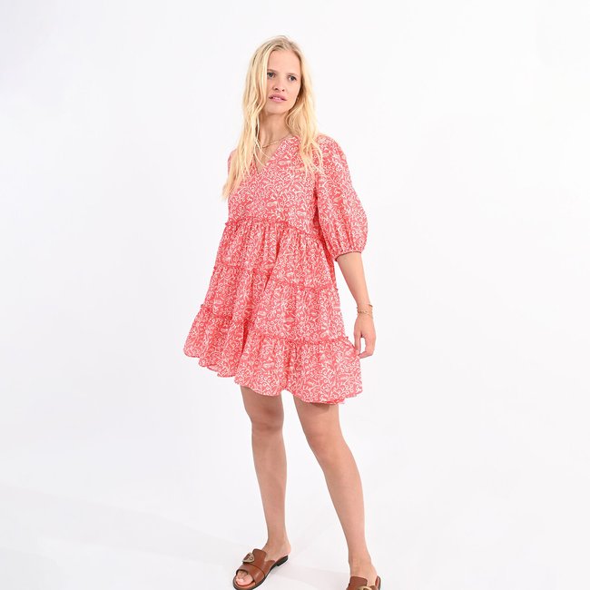 Vestido corto estampado con cuello de pico rojo coral <span itemprop=