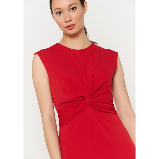Robe midi nouée sans manches rouge <span itemprop=