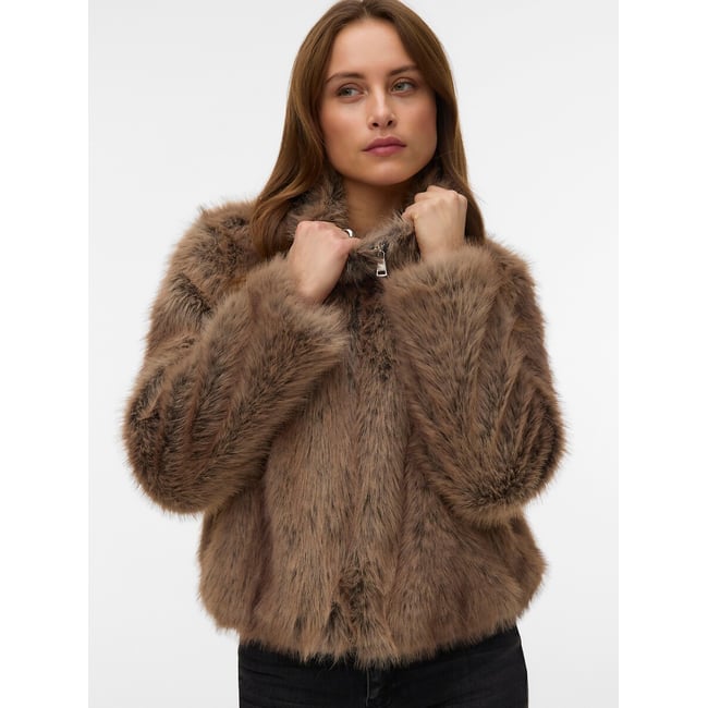 Manteau court en fourrure d'imitation beige <span itemprop=