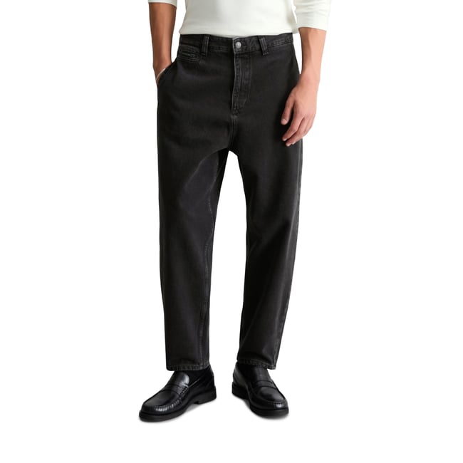Jeans modèle Isak, coupe  relaxed barrel  et longueur raccourcie en pur coton biologique noir <span itemprop=