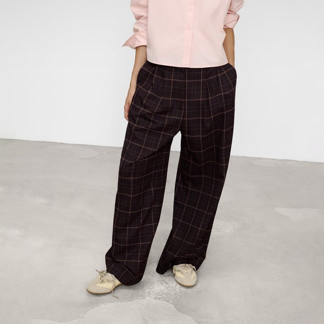 Pantalon large à carreaux avec double pince carré rouge <span itemprop=