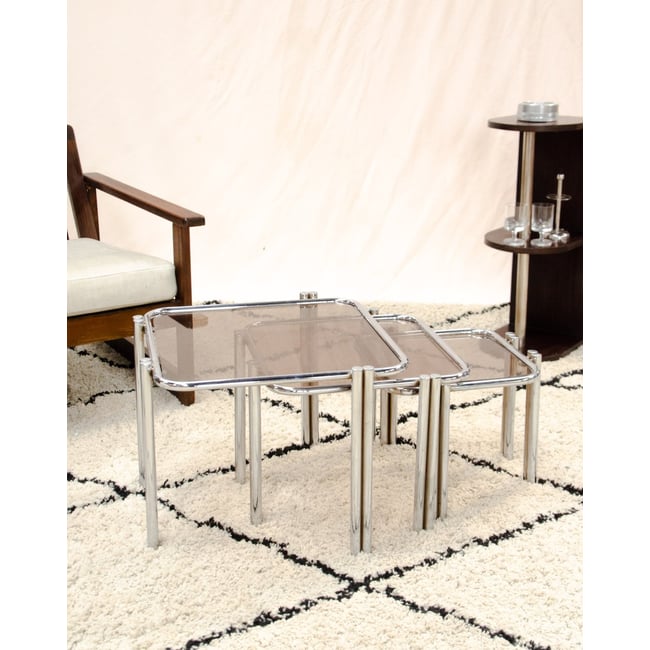Tables gigogne en métal chromé Barbara N°227 - Bon état Couleur fumé <span itemprop=