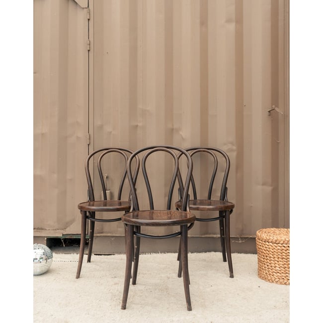 Lot de 3 chaises en bois Claude N°1656 - Bon état Couleur bois foncé <span itemprop=