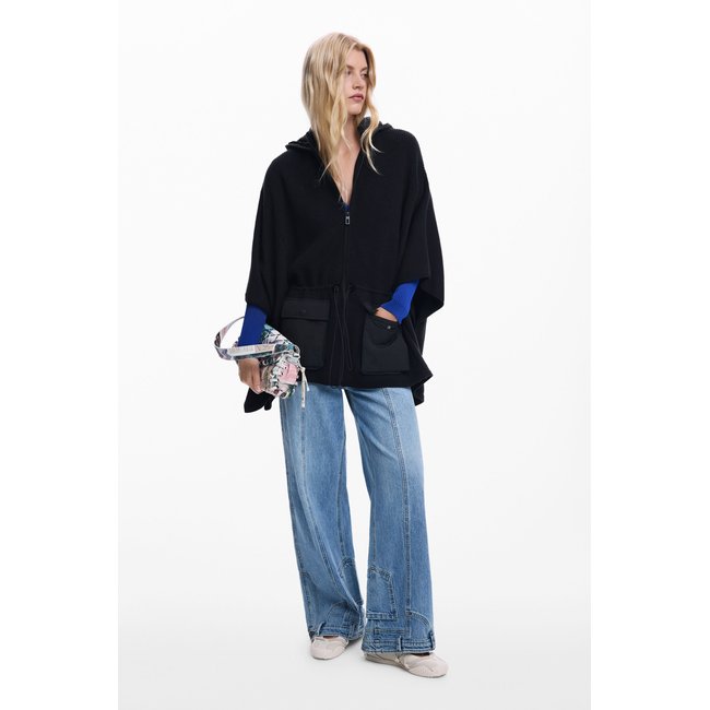 Poncho à capuche avec poches noir <span itemprop=