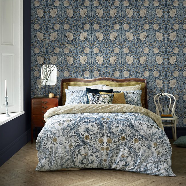 Papier peint Fleurs d'églantine du soir Couleur bleu, beige, ocre <span itemprop=