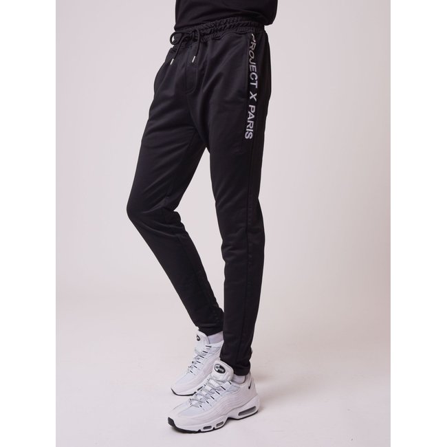 Pantalon basic broderie Project X Paris sur le côté noir <span itemprop=