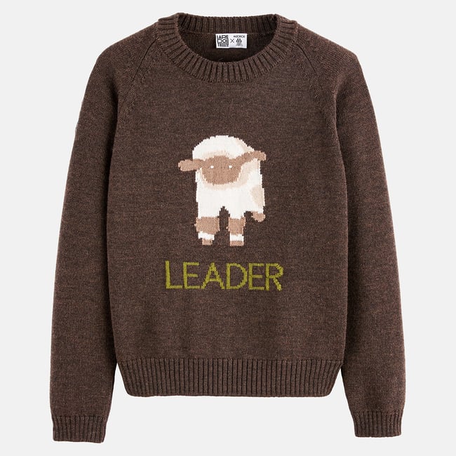 Pull, col rond, motif mouton en intarsia, en laine mérinos marron <span itemprop=