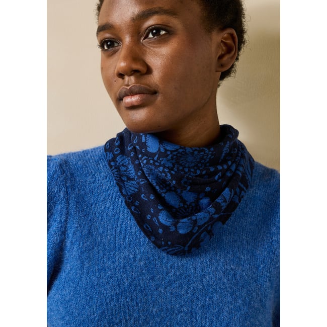 Écharpe triangle en laine imprimé fleur bleu <span itemprop=