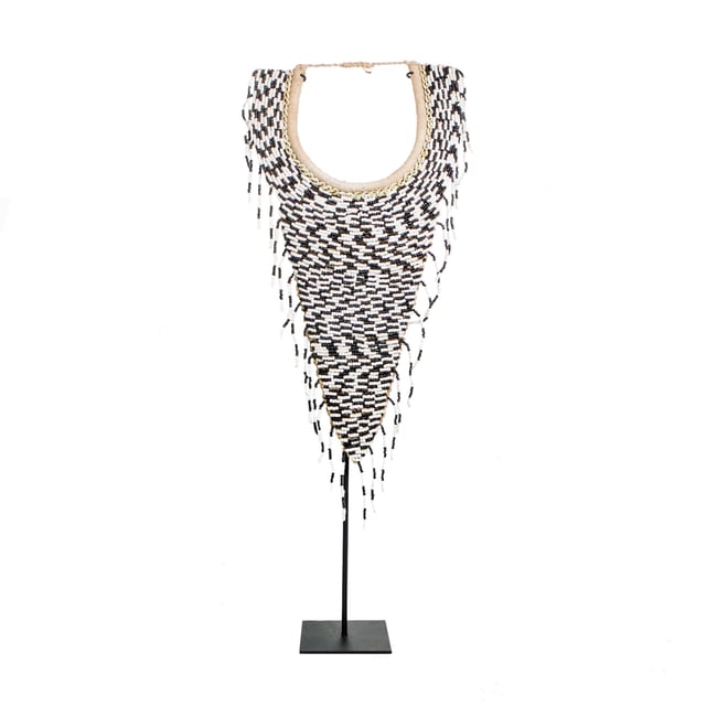 Objet décoratif en fer et perles TRIBAL BEADED Couleur noir blanc <span itemprop=
