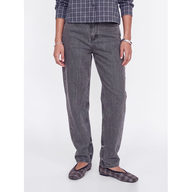 Jean Mom grey denim 1 <span itemprop=