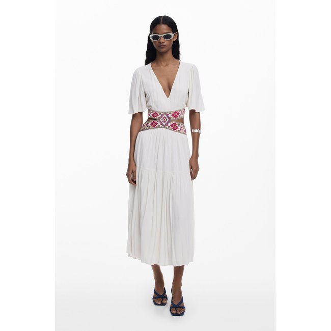 Robe découpée brodée blanc <span itemprop=