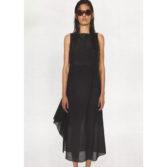 Robe semi-transparente à superposition d’empiècements noir <span itemprop=