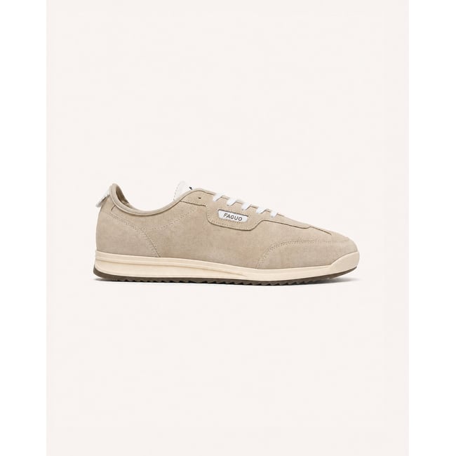 Baskets basses en cuir suédé beige <span itemprop=