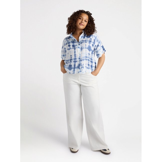 Chemise à teinture tie & dye, indispensable pour l’été bleu <span itemprop=