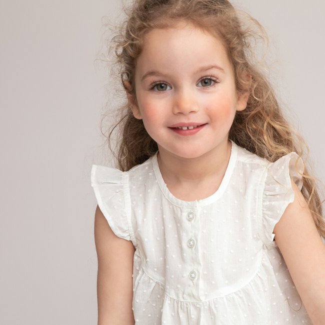 Blusa de cavas com folhos, em ponto cheio cru <span itemprop=