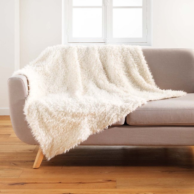 Plaid doux a poil creme creme <span itemprop=