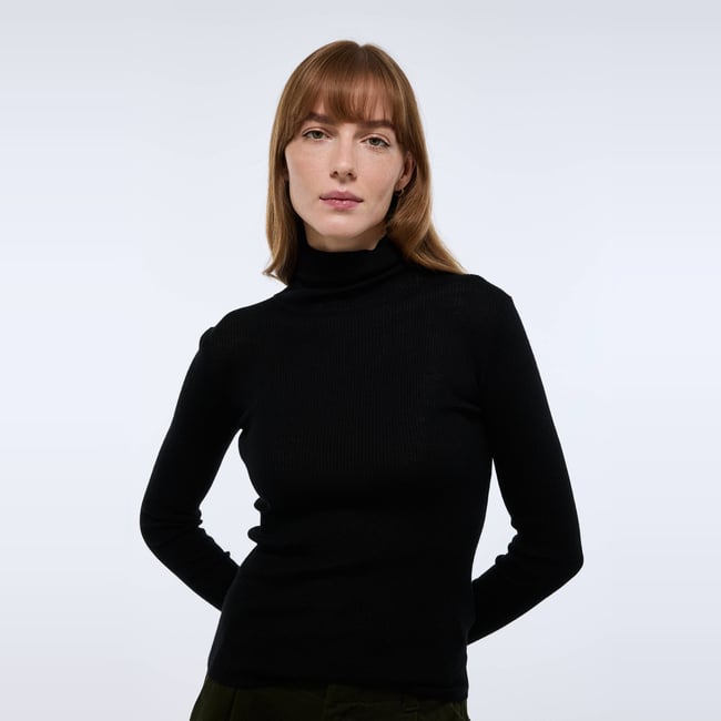 Pull col roulé à côtes uni en laine noir <span itemprop=