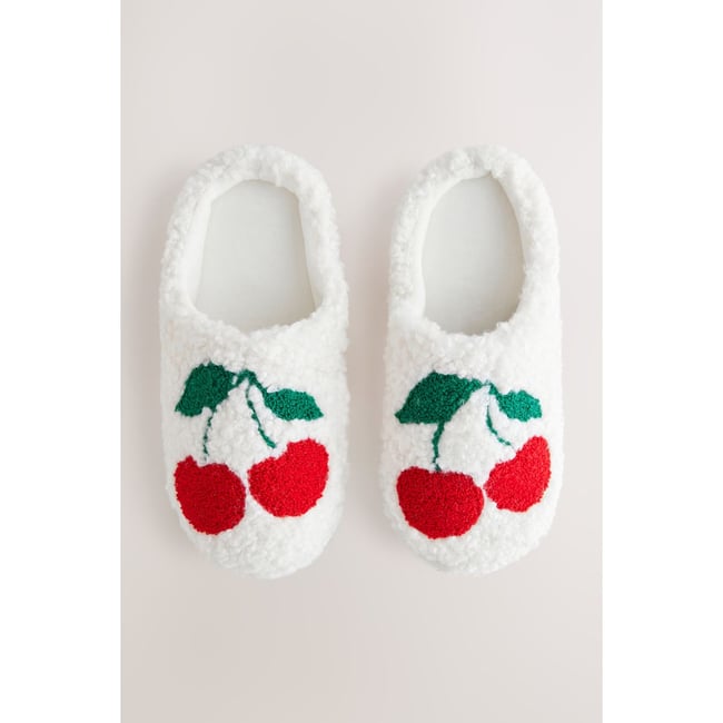 Chaussons mules en peau lainée à motif cerises écrues <span itemprop=