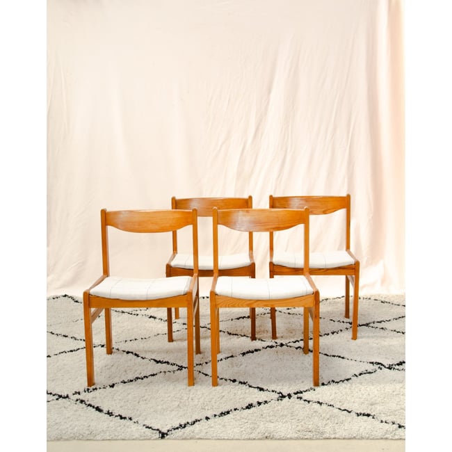 Lot de 4 chaises en pin et tissu Alma N°2139 - Bon état Couleur bois clair <span itemprop=