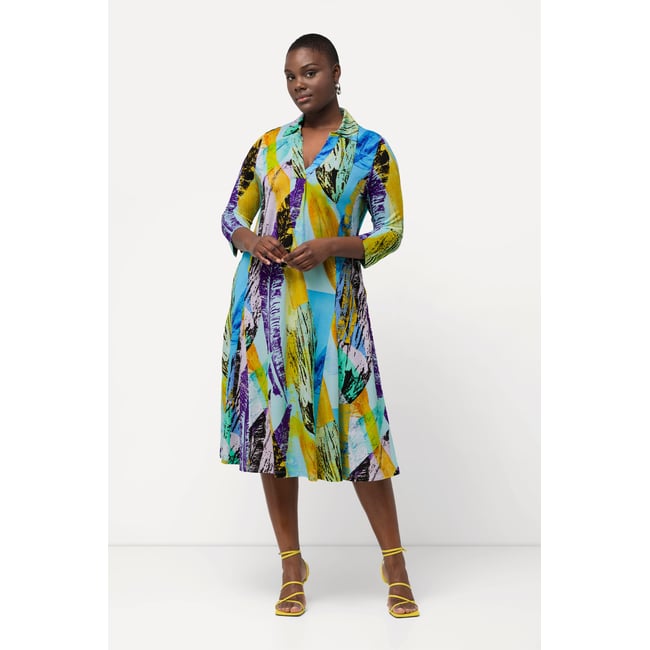 Robe en tissu fluide slinky. Décolleté en V pistache <span itemprop=