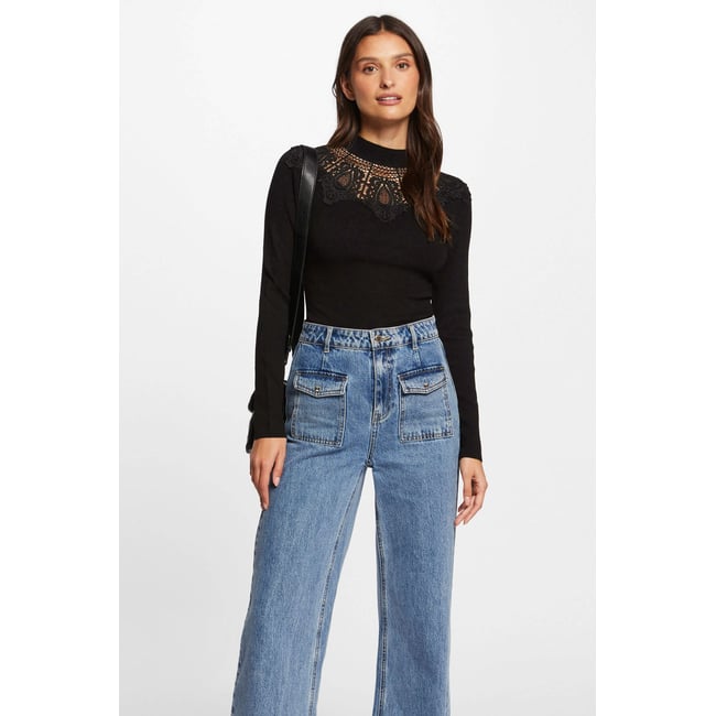 Pull col montant à dentelle noir <span itemprop=