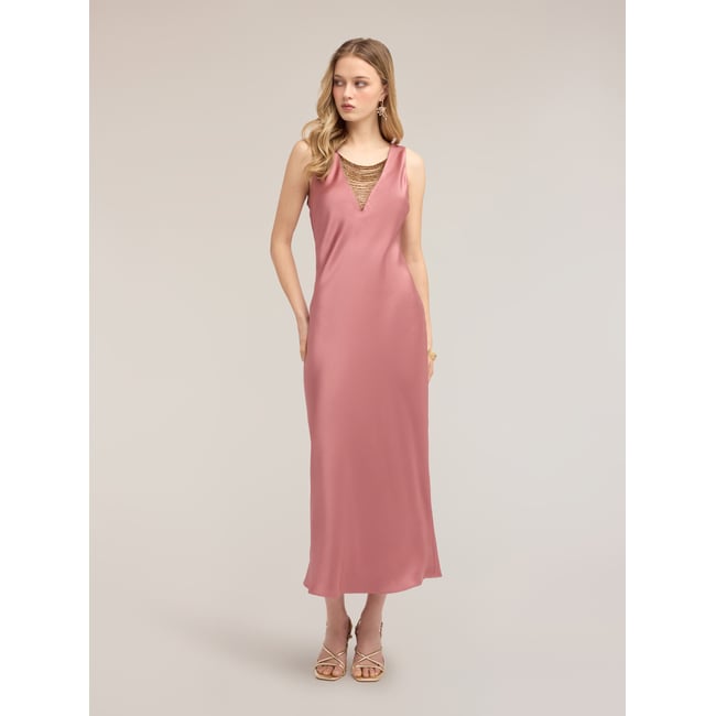 Robe longue avec détail de chaînettes rose <span itemprop=