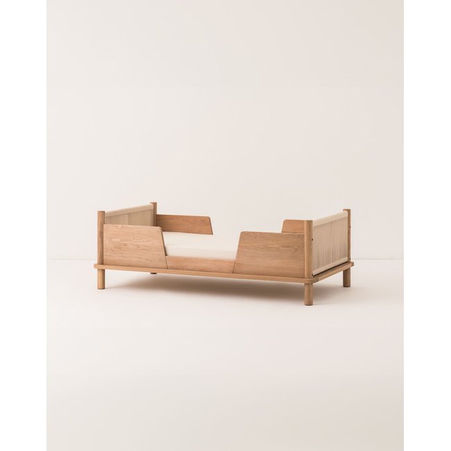 Ensemble Lit junior en bois de chêne massif et 2 barrières de sécurité LATITUDE Couleur oak wood <span itemprop=