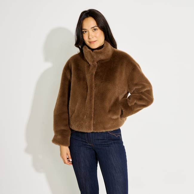 Manteau court imitation fourrure marron <span itemprop=