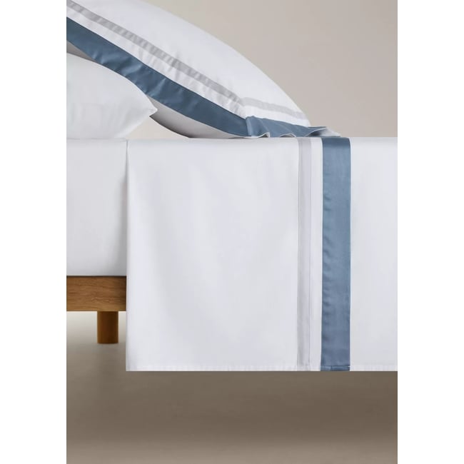 Drap plat avec ruban contrasté en satin Lit 90 bleu <span itemprop=