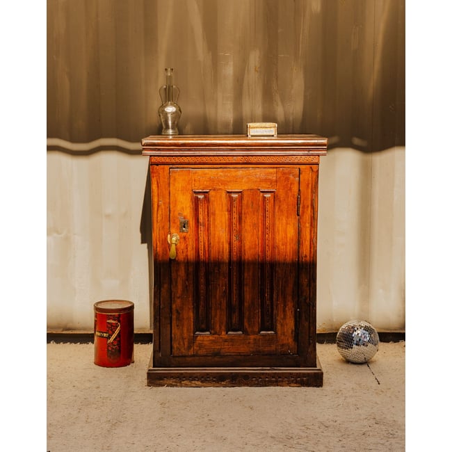 Petit buffet en bois Gilbert N°1779 - Bon état Couleur bois foncé <span itemprop=