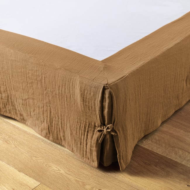 Cache sommier, en 100 % Gaze de coton, avec volant 30 cm camel <span itemprop=