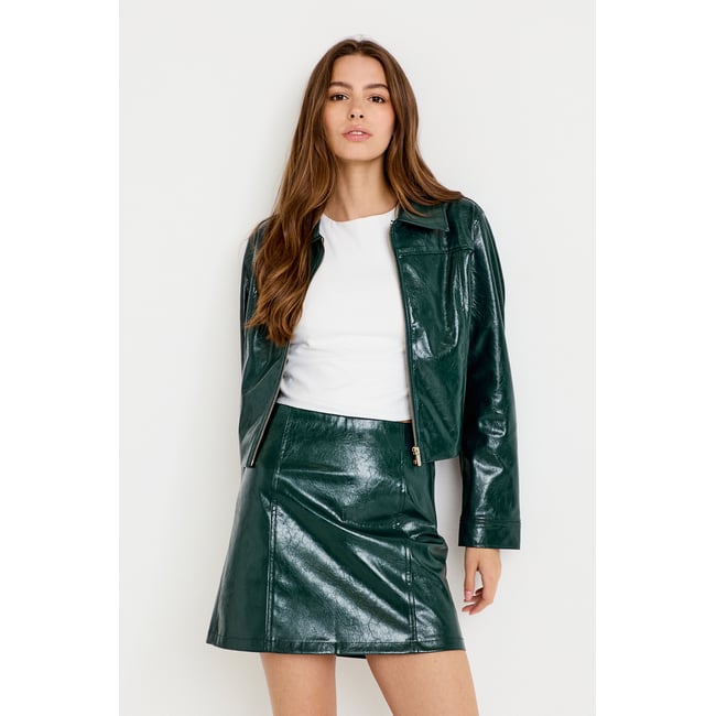 Jupe droite courte en similicuir vert foncé <span itemprop=
