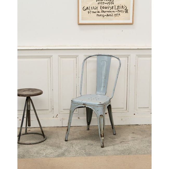 Chaise Tolix en métal bleu gris Alma N°1700 - Bon état Couleur bleu clair <span itemprop=
