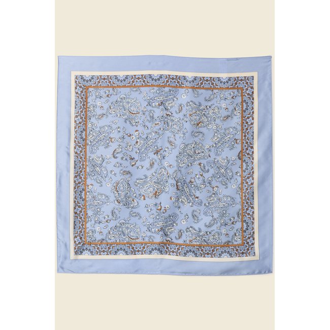 Foulard satiné bleu pastel <span itemprop=