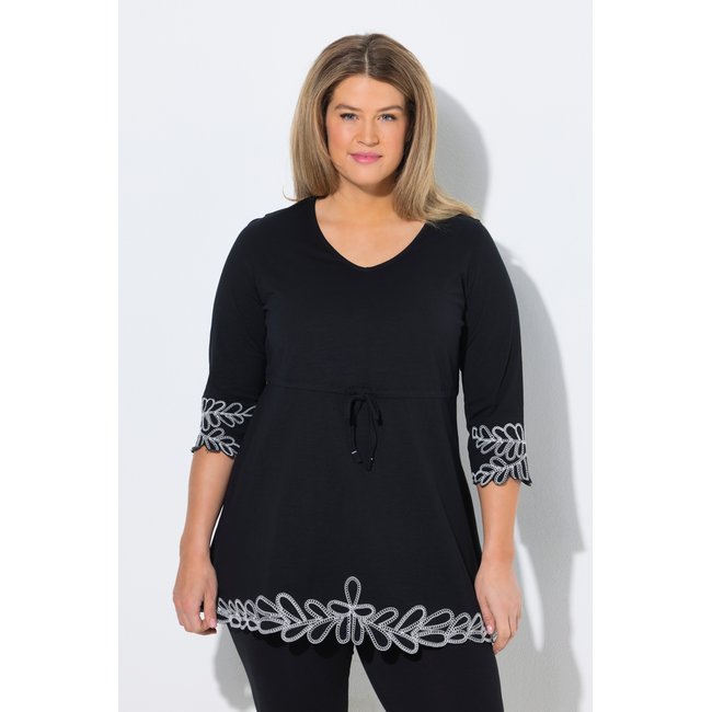 T-shirt long avec broderies noir <span itemprop=