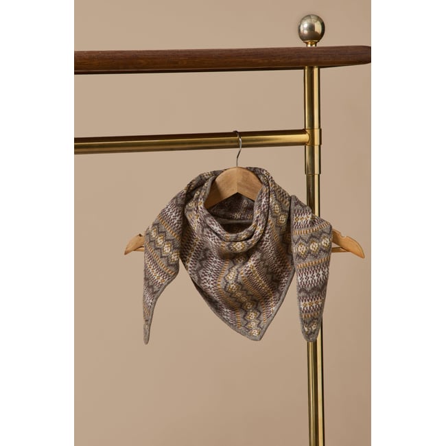 Écharpe triangle jacquard taupe <span itemprop=