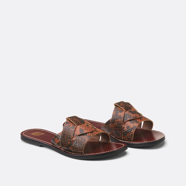 Mules planos de piel estampado serpiente estampado fondo marrón <span itemprop=
