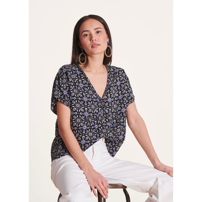 Top col V et manches courtes à imprimé noir <span itemprop=