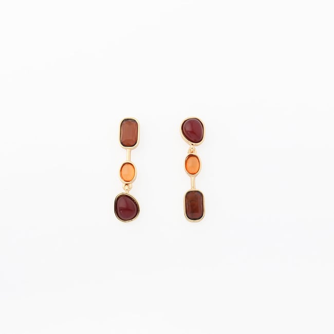Boucles d'oreilles asymétriques à cabochons marron <span itemprop=