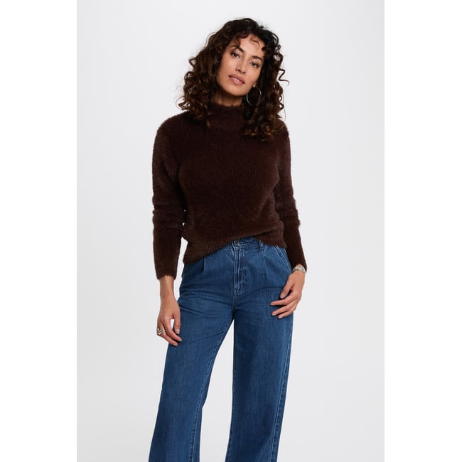 Pull court ajusté marron foncé <span itemprop=