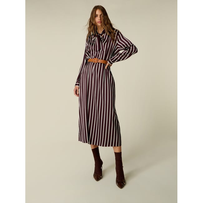 Robe chemisier avec ceinture burgundy <span itemprop=