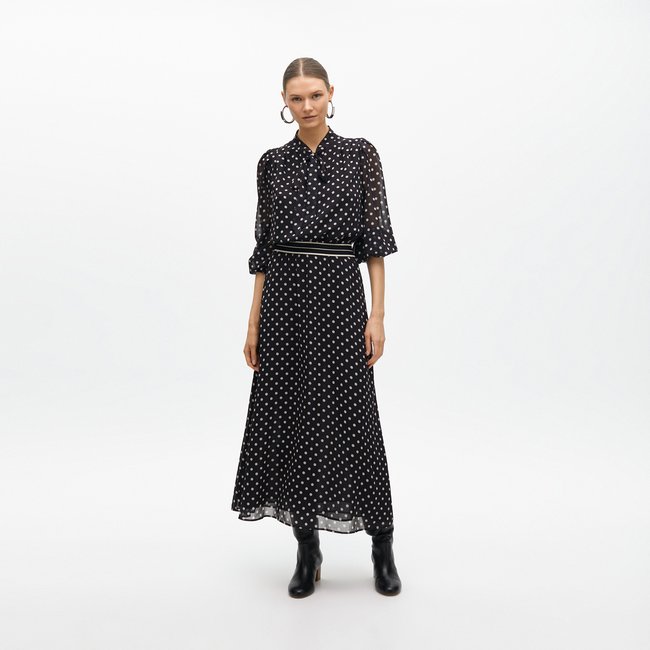 Robe longue fluide en col lavallière à pois en satin noir <span itemprop=