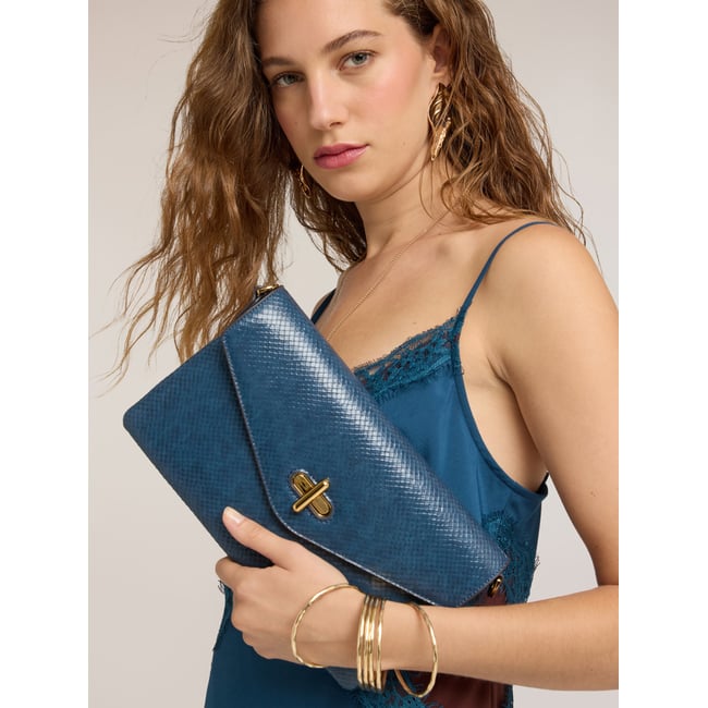 Pochette plate avec finition effet lézard bleu <span itemprop=