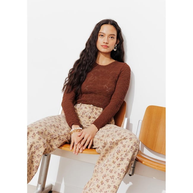 Pull en maille ajourée tabac <span itemprop=