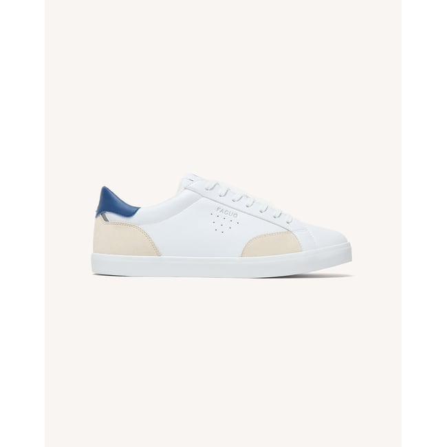 Tennis basses blanc et bleu marine <span itemprop=