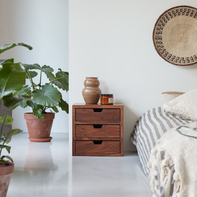 Chevet en Palissandre massif, KWARTO Couleur marron <span itemprop=