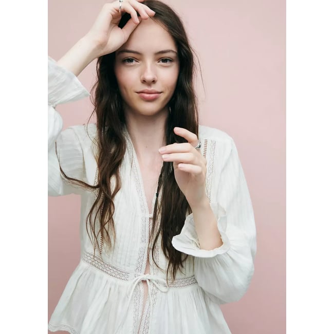 Blouse texturée détails ajourés blanc cassé <span itemprop=