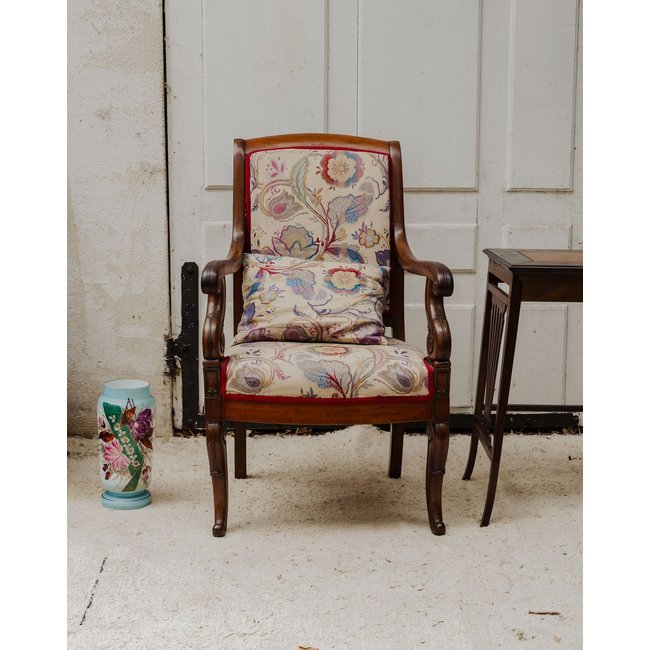 Fauteuil en bois et tissu à motifs Ernest N°971 - Bon état Couleur bois foncé <span itemprop=