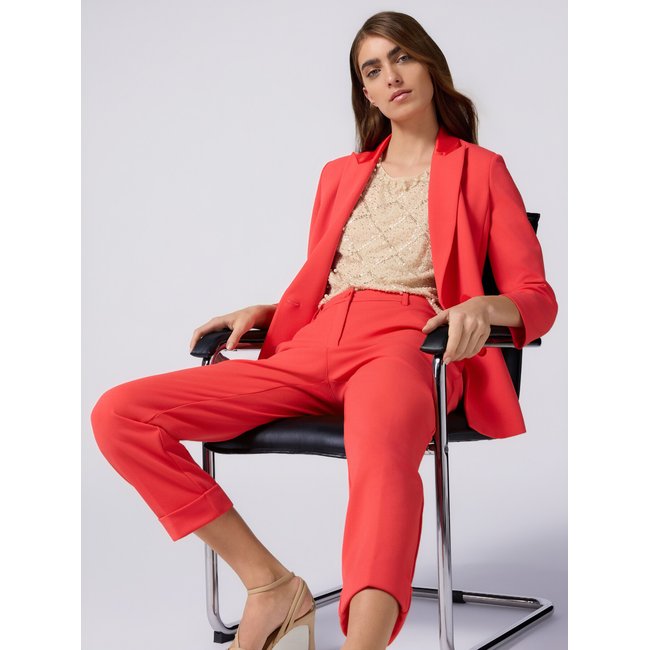Pantalon cigarette réalisé en tissu crêpe rouge <span itemprop=