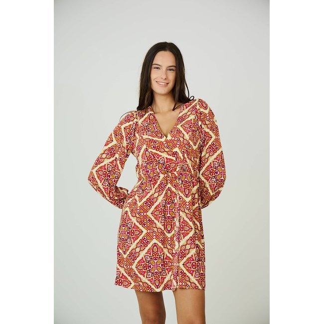 Vestido curto, mangas compridas, decote em V estampado fundo bege <span itemprop=